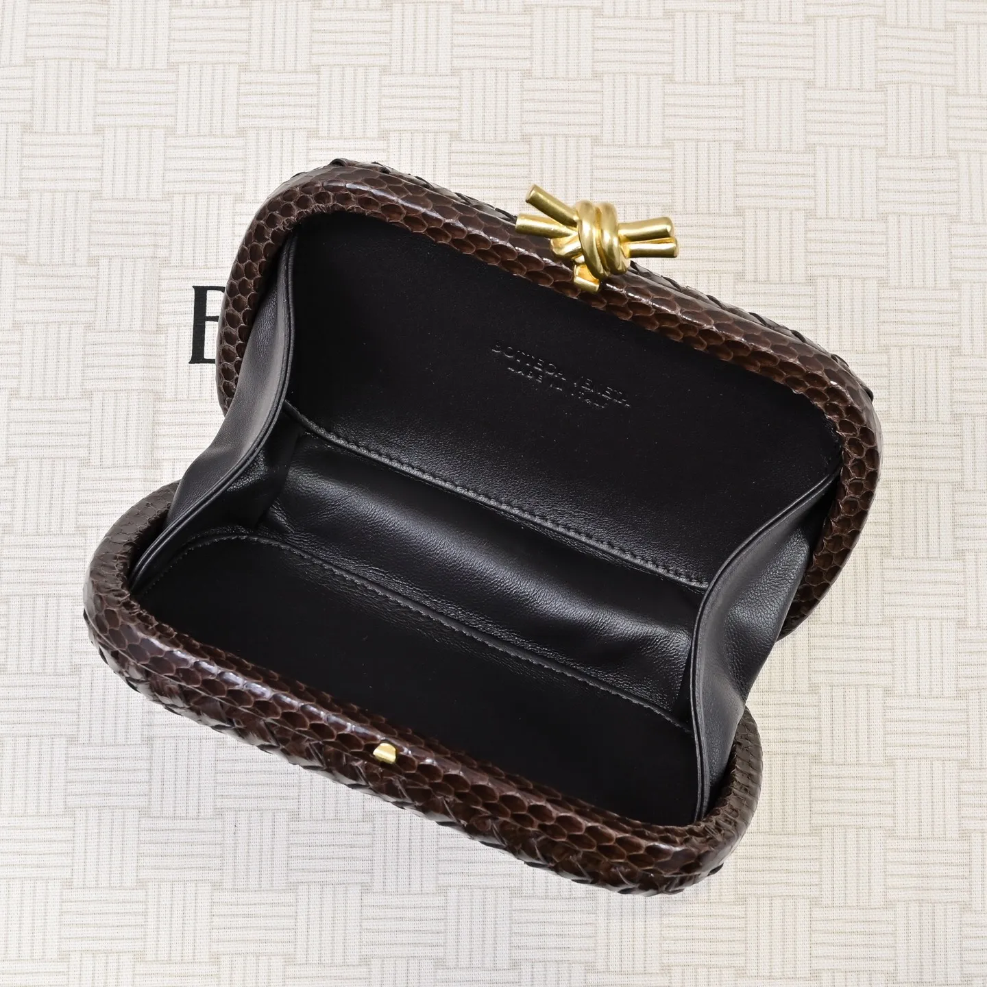 Batch 1860 #BV Knot snakeskin woven evening bag series 🐍 Fashion choice Rare snakeskin bags are full of charm 🌟Using snakeskin pattern woven with knot buckle, the unique texture makes you feel a different kind of refinement and elegance when you touch it 🎀 Its luster is low-key and luxurious, whether it is in the sun or under the light, it can reflect the charming colors 🌈 Holding it in your hand or hanging on your wrist will make you look more elegant and charming✨✨ Model: 717622 Size: 20x12x5.5